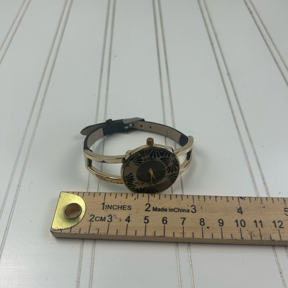 Vintage Gold Tone Womenโs Watch โ Black Dial with Decorative Roman Numerals - Picture 6 of 6